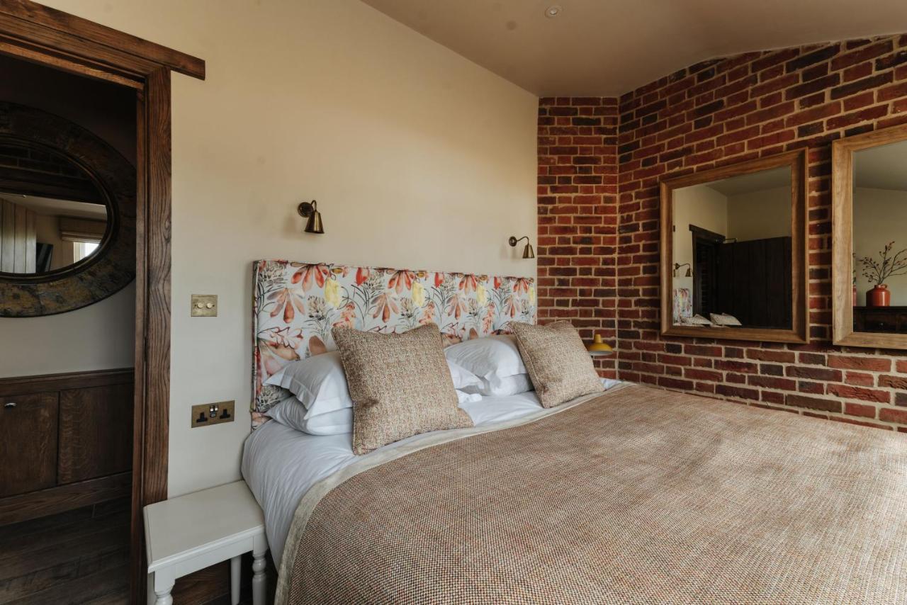 The Shepherds Huts & The Well Lodge At Ormesby Manor Ormesby Saint Michael Exterior foto