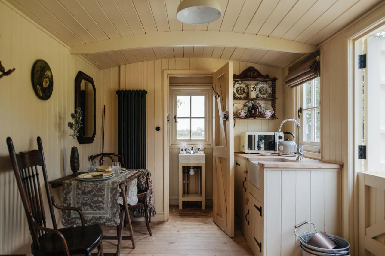 The Shepherds Huts & The Well Lodge At Ormesby Manor Ormesby Saint Michael Exterior foto