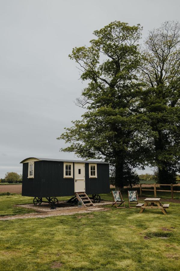 The Shepherds Huts & The Well Lodge At Ormesby Manor Ormesby Saint Michael Exterior foto