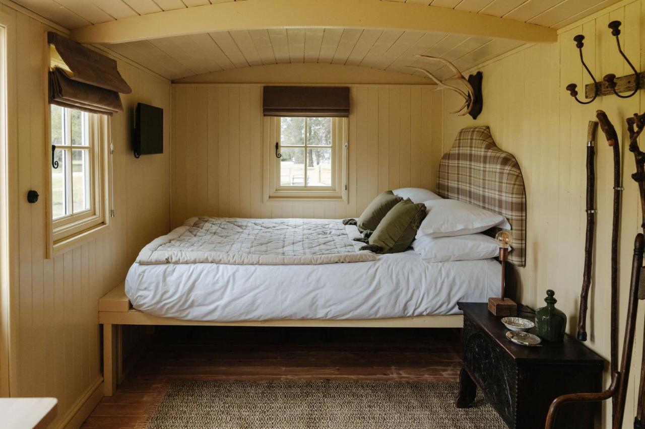 The Shepherds Huts & The Well Lodge At Ormesby Manor Ormesby Saint Michael Exterior foto