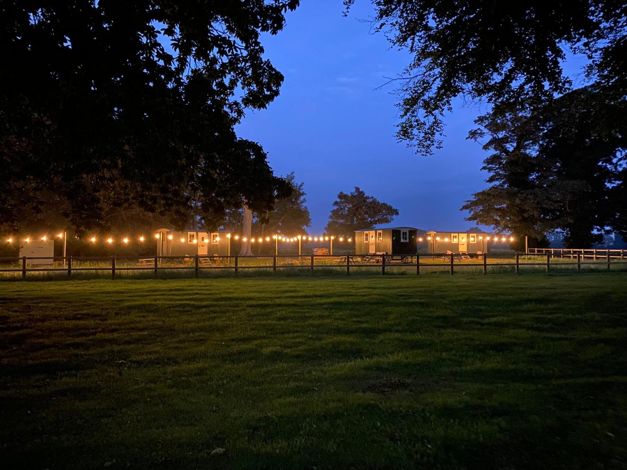 The Shepherds Huts & The Well Lodge At Ormesby Manor Ormesby Saint Michael Exterior foto